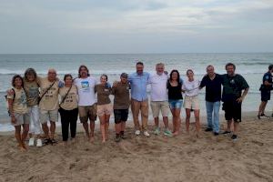 Suelta de tortugas boba en la playa del Carabassí de Elche