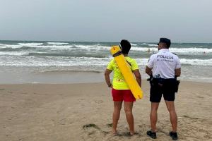 "Hacen caso omiso, ha sido el mayor día de tensión del verano": 9 rescates en El Campello pese a ondear la bandera amarilla y roja