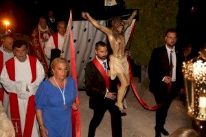 GALERÍA | Emoción y fervor en la ofrenda y procesión del Santísimo Cristo del Calvario en Alcora