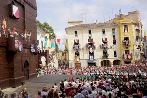 La “Setmana Gran” dels Moros i Cristians d’Ontinyent conclou amb les ambaixades i la desfilada final