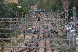 Un home causa el caos ferroviari després de pujar-se a la catenària a Alfafar