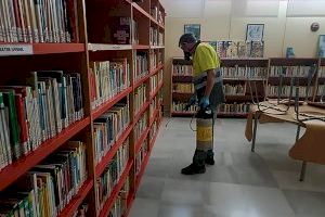 El Ayuntamiento de Almenara lleva a cabo un tratamiento preventivo contra la lepisma e insectos rastreros en la Biblioteca Joan Fuster