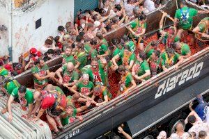 Mazón en la Tomatina: “es un sano ejercicio para los políticos recibir tomatazos con alegría”