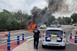 Esglai en plena carretera a Almussafes: Una parella i la seua mascota escapen de miracle de les flames que van devorar el seu vehicle