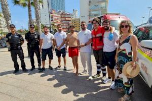 El servicio de socorrismo de Calp realiza un simulacro de rescate en la playa del Arenal