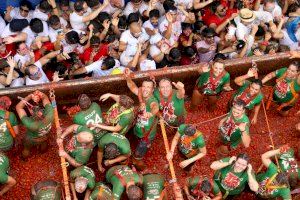 El president Mompó anuncia que la Diputació de València seguirá apoyando la Tomatina de Buñol con productos kilómetro cero