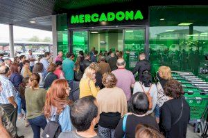 ¿En qué supermercados ligar y en qué horarios? Más cadenas se suman a Mercadona por la nueva moda viral