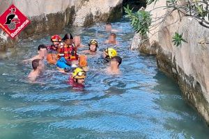 Rescatan a una mujer en el estrecho de Facos de La Font de l'Algar de Callosa d'En Sarrià