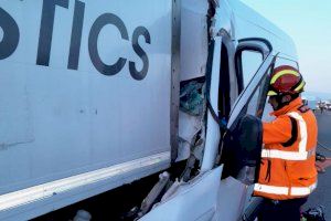 Grave accidente en la AP-7: fallece un hombre tras colisionar una furgoneta y un camión en Torreblanca