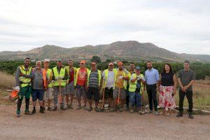 Las brigadas contratadas durante el verano para el mantenimiento rural trabajan en zonas agrícolas