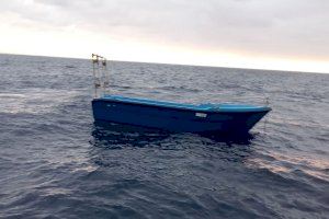 Aparece una embarcación a la deriva en aguas de Burriana