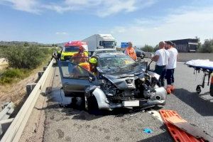 Aparatoso accidente en la A7 a la altura de La Llosa de Ranes: una persona ha quedado atrapada en su vehículo