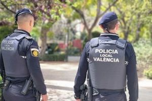 Buscan detectar si lleva droga encima, intenta huir y hiere a un agente de la Policía Local de Valencia