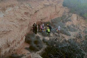 Un ciclista se precipita por un acantilado y queda atrapado en Torrevieja