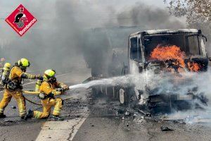 Arden una grúa y el coche que llevaba remolcado en plena carretera en Guardamar del Segura