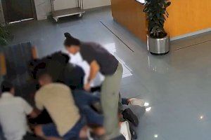 VÍDEO | Un sexagenario se hace con un botín de 100.000 euros tras entrar armado en un banco de Vinaròs