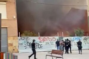 VIDEO | Un incendio en el centro de Santa Pola pone en alerta al vecindario