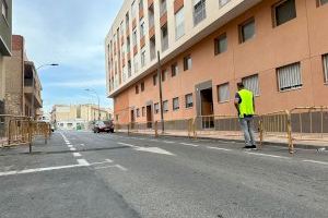 Comienza la obra para reparar el hundimiento por filtraciones de un tramo de la calle Roger con Port d’Albaida de El Campello