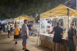 Más de 20.000 personas han visitado el mercado de artesanía “Estiu al riu” instalado en la desembocadura del río Amadorio este verano