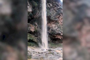 VIDEO | Una conocida cascada valenciana sale de su agonía y resurge tras las últimas lluvias