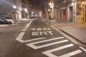 Mobilitat senyalitza un carril reservat per a EMT i més places de càrrega i descàrrega al carrer de Sagunt