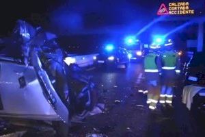 Un aparatós accident entre dos cotxes i un camió deixa tres ferits a Peníscola