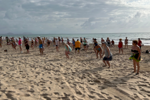 Cerca de 3.000 personas participan en las actividades deportivas en las playas de Elche