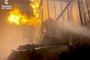 Mueren dos perros y un vecino resulta herido en el incendio que ha obligado a evacuar dos fincas en Vila-real