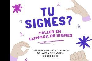 Cocentaina es posa en la pell de les persones sordes amb un taller de llenguatge de signes