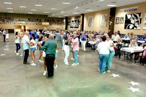 La Llar Fallera de Burriana celebra el ball i berenar per a la tercera edat de les Festes de la Misericòrdia