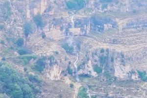 Una bonica cascada d'Ares del Maestrat torna a brollar amb força després de les últimes pluges