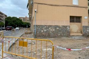 Comienza la renovación de aceras en el barrio de Carrús