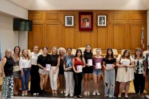 Burjassot entrega los reconocimientos a las alumnas ganadoras del concurso de portadas de las agendas escolares de secundaria