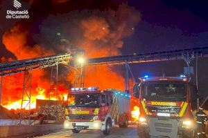 Arde la planta de reciclaje de Onda: los trabajos continúan y el incendio evoluciona de forma favorable