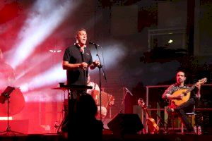 Alaquàs homenajea al poeta Vicent Andrés Estellés con una multitudinaria cena y el concierto de Pep Gimeno Botifarra