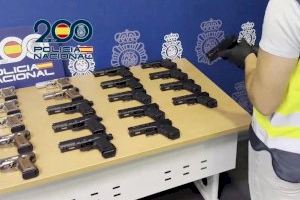 VIDEO | Sorpresa en Alicante: Paran un coche y descubren dentro un arsenal de pistolas cargadas y listas para ser usadas