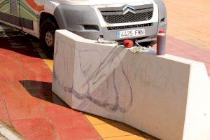 Segunda actuación en ocho meses para eliminar pintadas y graffitis del mobiliario urbano del paseo marítimo de Carrer la Mar de El Campello