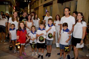 GALERÍA | El desfile de fanalets ilumina las calles del centro de Burriana en el penúltimo día de fiestas