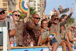 Varios miles de personas festejan el Benidorm Pride con un desfile multitudinario