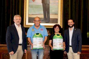 El Ayuntamiento y Ecovidrio entregan los miniglús del sorteo de la campaña de verano #BanderasVerdes