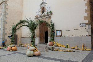 La curiosa tradició que amaga un poble de Castelló: un arc adornat de fruits amb una petició molt especial