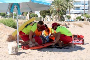 Gran dispositivo y despliegue de socorristas, policías y sanitarios en una playa de El Campello