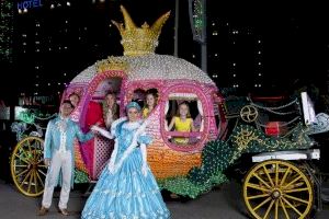 La nueva Marina d'Or consolida un nuevo atractivo turístico en Oropesa: un mundo de fantasía con el Desfile de Carrozas de Magic World