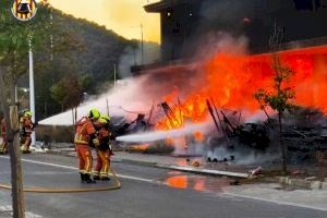 Esglai a Sagunt: les flames devoren un immoble abandonat