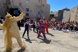 Los más pequeños honran a sus abuelos en el Día de los Mayores de las Fiestas Patronales de Peñíscola