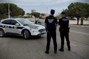 Amenaza con un cúter a un policía tras robar un patinete en Elche