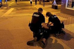 Destroza un restaurante y golpea mobiliario y vehículos estacionados: el momento de ira de una mujer en Crevillent