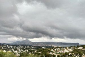 Viento, bajada de temperaturas y chubascos contraatacan este jueves en la Comunitat Valenciana: consulta el mapa de lluvia y rachas