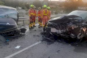 Rescatan a tres personas de un brutal accidente en Ontinyent