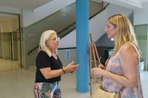 La concejala de Educación se reúne con la directora del CEIP Voramar para garantizarle el arreglo del ascensor en los próximos días